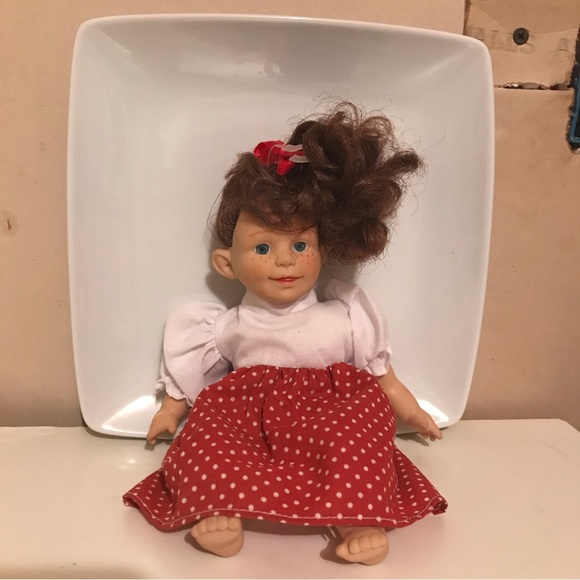 1990S WAY OUT TOYS DOLL 9” FRECKLES POUT BRUNETTE PONYTAIL EXPRESSIONS DOLL - Picture 2 of 12